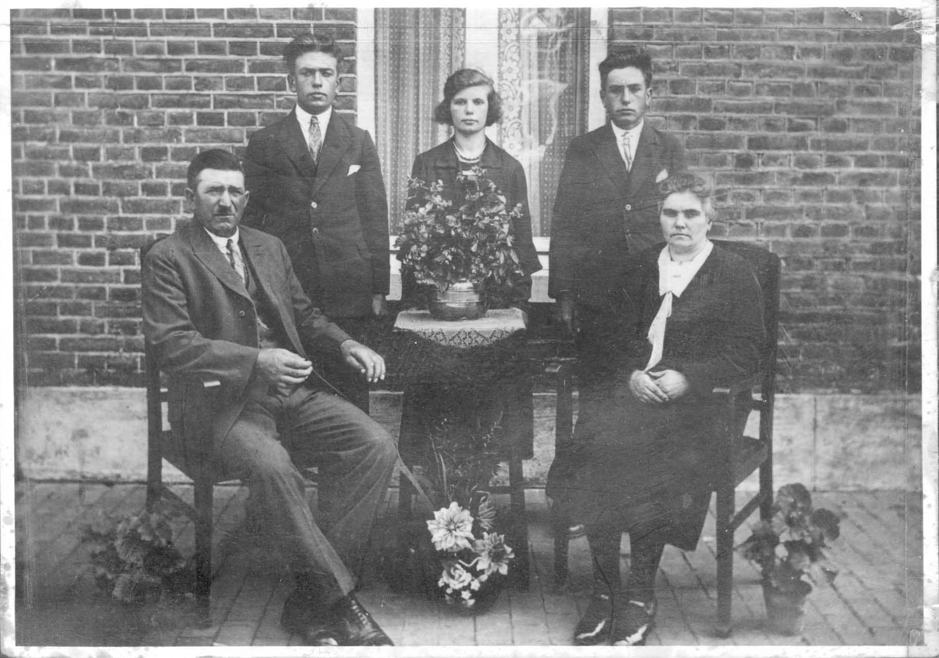 Johannes and Johanna Driessen family with rescued Alexander Dasberg