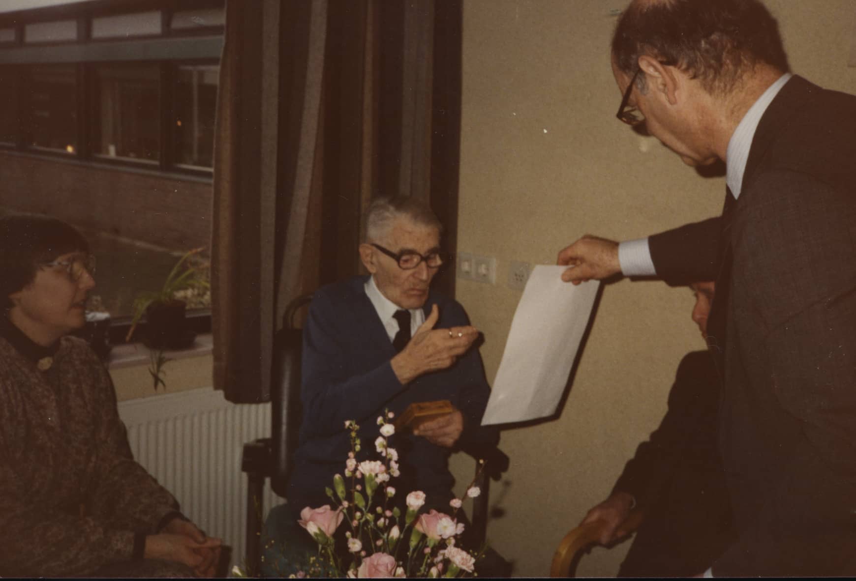 Eppo Meursing recieves a Medal of just, 26.01.1985