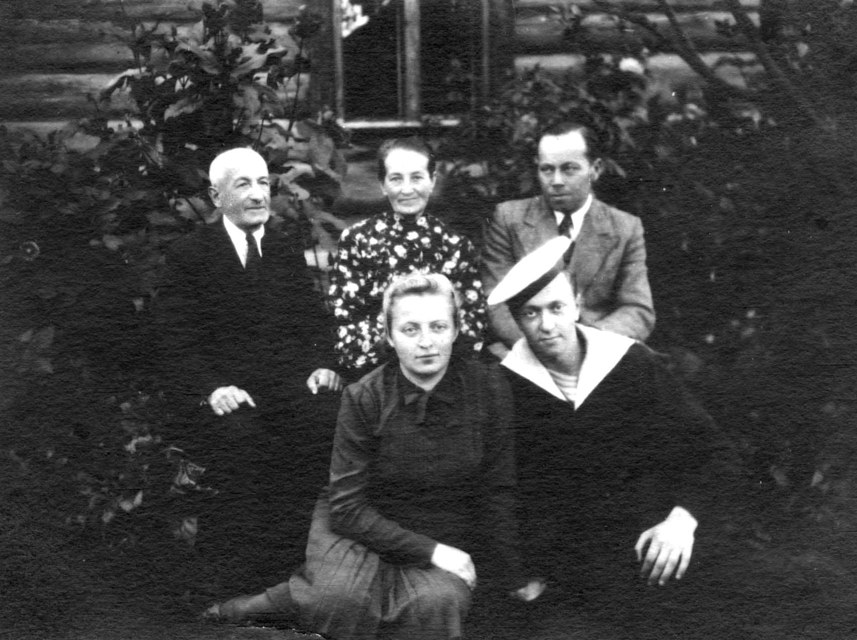 On the top, from left to right - Chaim Izraelit, Anna Matusiewich, Jan Matusiewich; below - Jadwiga Matusiewich and Yakov Izraelit, August 1945