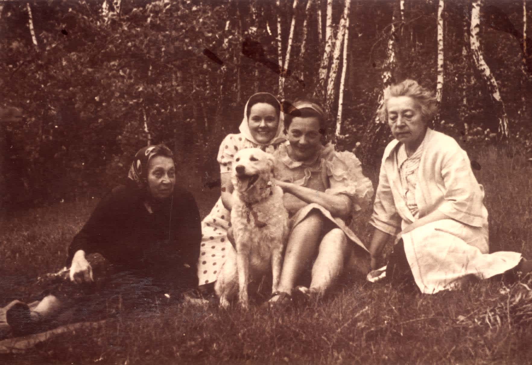 From left to right: Rescuer Zofia Niewiedzka, the rescued Ester Starzewska, Zofia's daughter Zofia and Zofia's sister, 1943