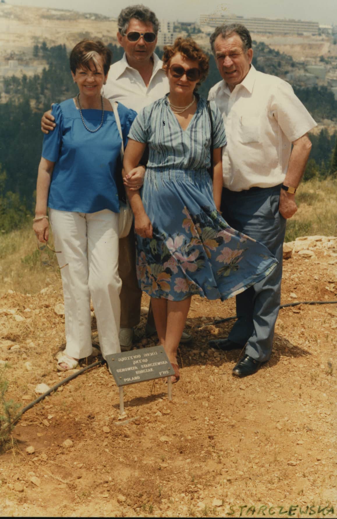 The rescued's family in front of Genowefa Starczewska's tree at Yad Vashem