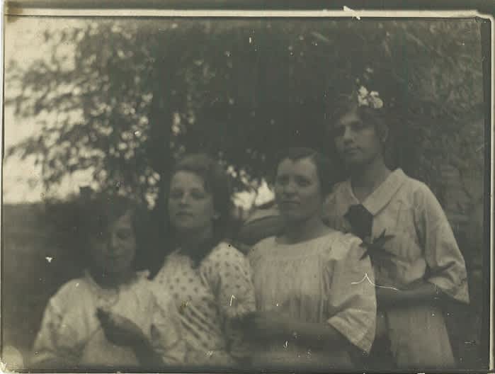 From left to right: Valentina Chentsova, Galina Chentsova and their relatives, 1942