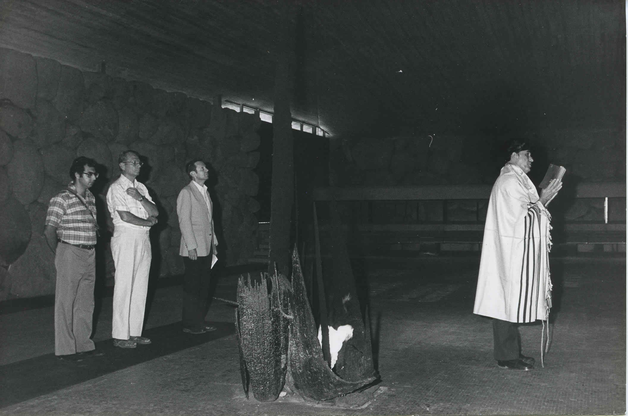 Ceremony in Honor of Jacob and Adriana Mudde in the Hall of Remembrance. Yad Vashem, 04.06.1983