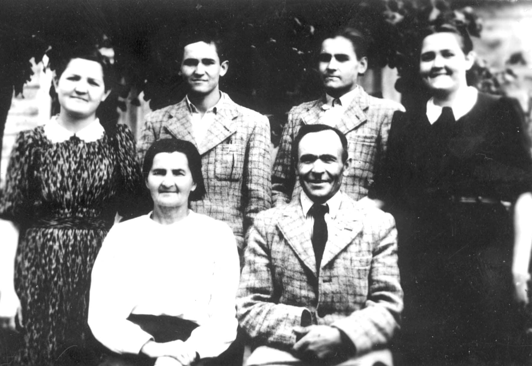 Mozuraitis family, Mozuraitis family, 1947, The back of the photo, The back of the picture