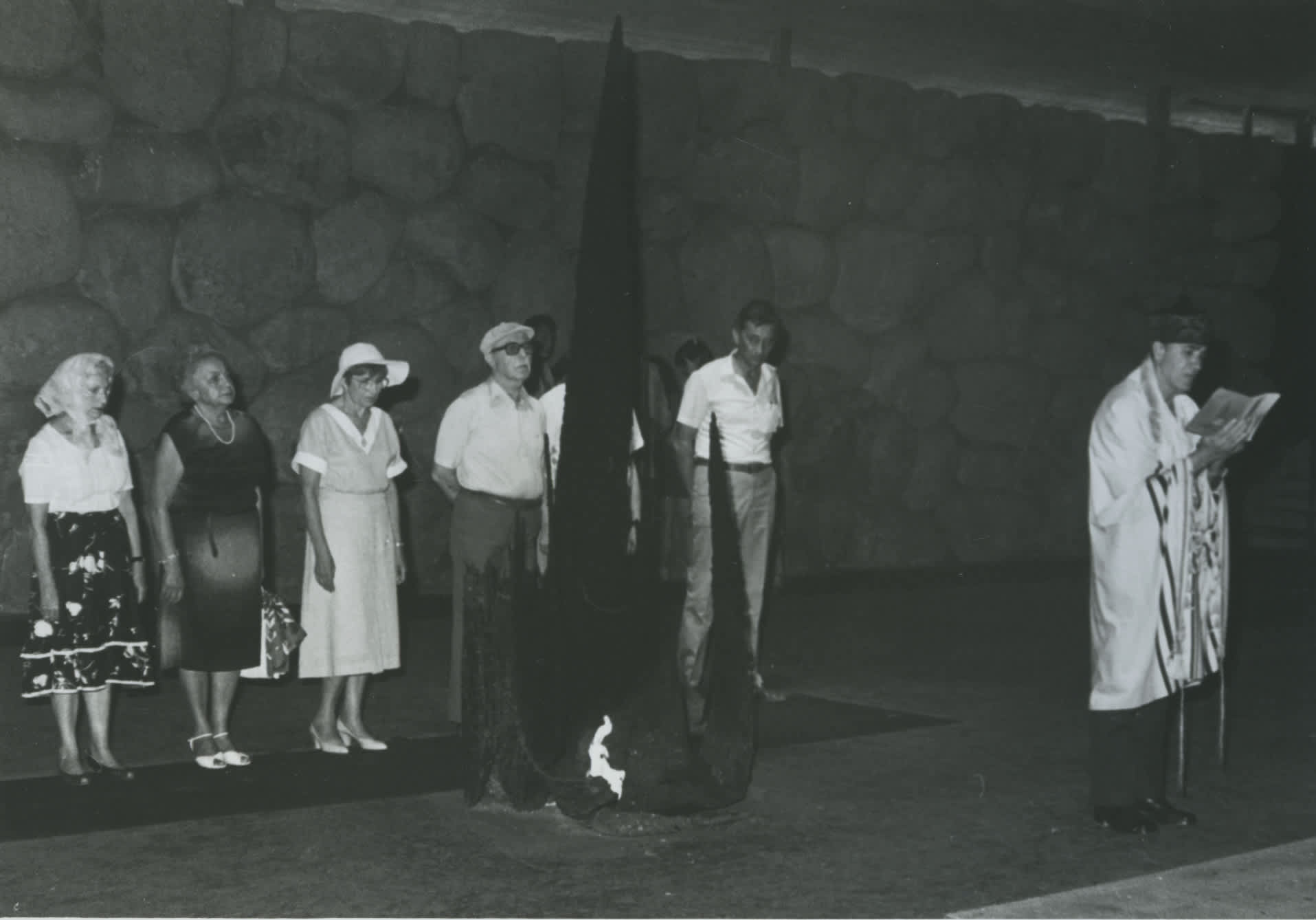 Ceremony in Honor of the Paulavicius family in the Hall of Remembrance. From left: Musia Gershenman, Tania Ipp, Miriam Krakinowsky & Yohanan Fein. Yad Vashem, 05.07.1984, Ceremony in Honor of the Paulavicius family in the Hall of Remembrance. Yad Vashem, 05.07.1984