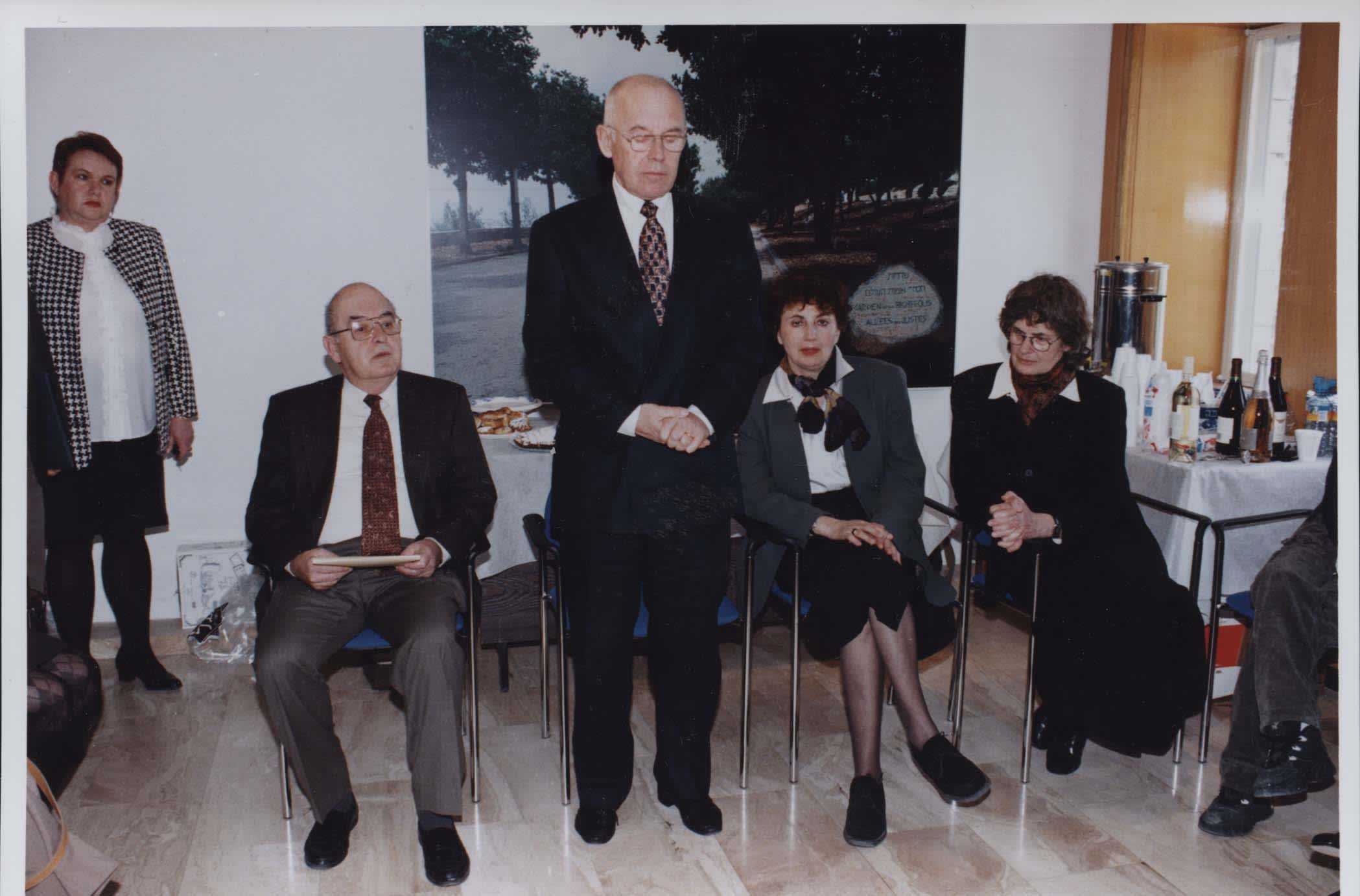 Ceremony in honor of Andrzej Sitkowski (center) and his mother Helena. Yad Vashem, 19.02.1996/ Marion Kozak Miliband (first right), Hadassah Kozak (2nd right), Andrzej Sitkowski (standing)
