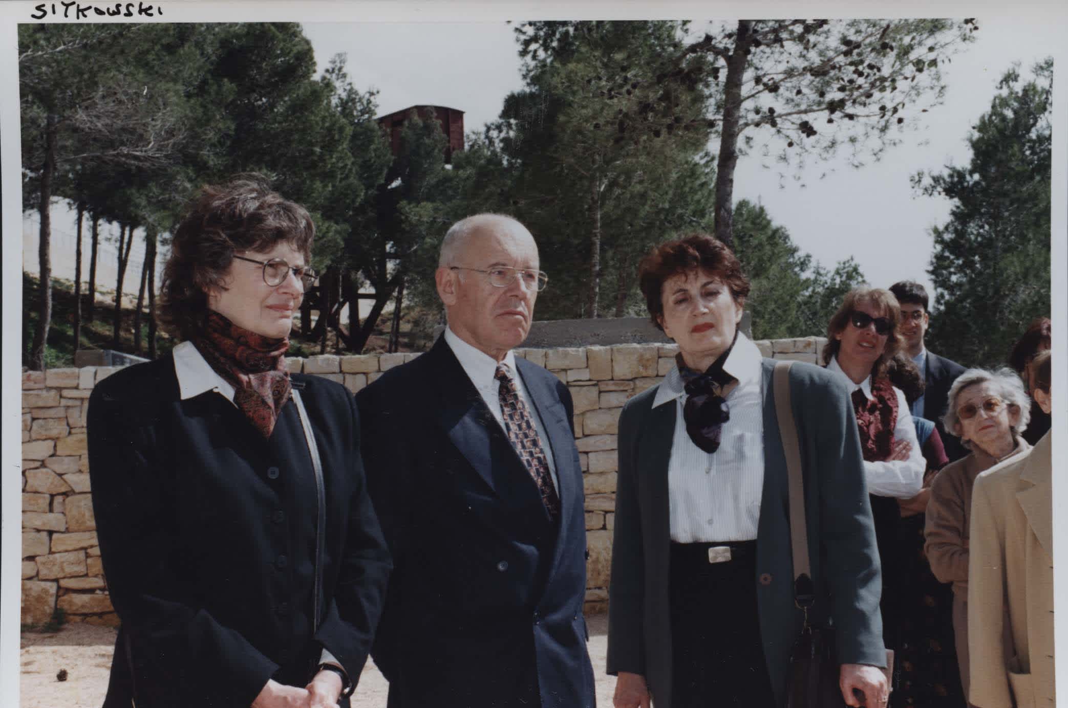 Andrzej Sitkowski (center) with Marion Kozak Miliband (1st left) and Hadassah Kozak (right) at the ceremony in Yad Vashem, 19/02/1996