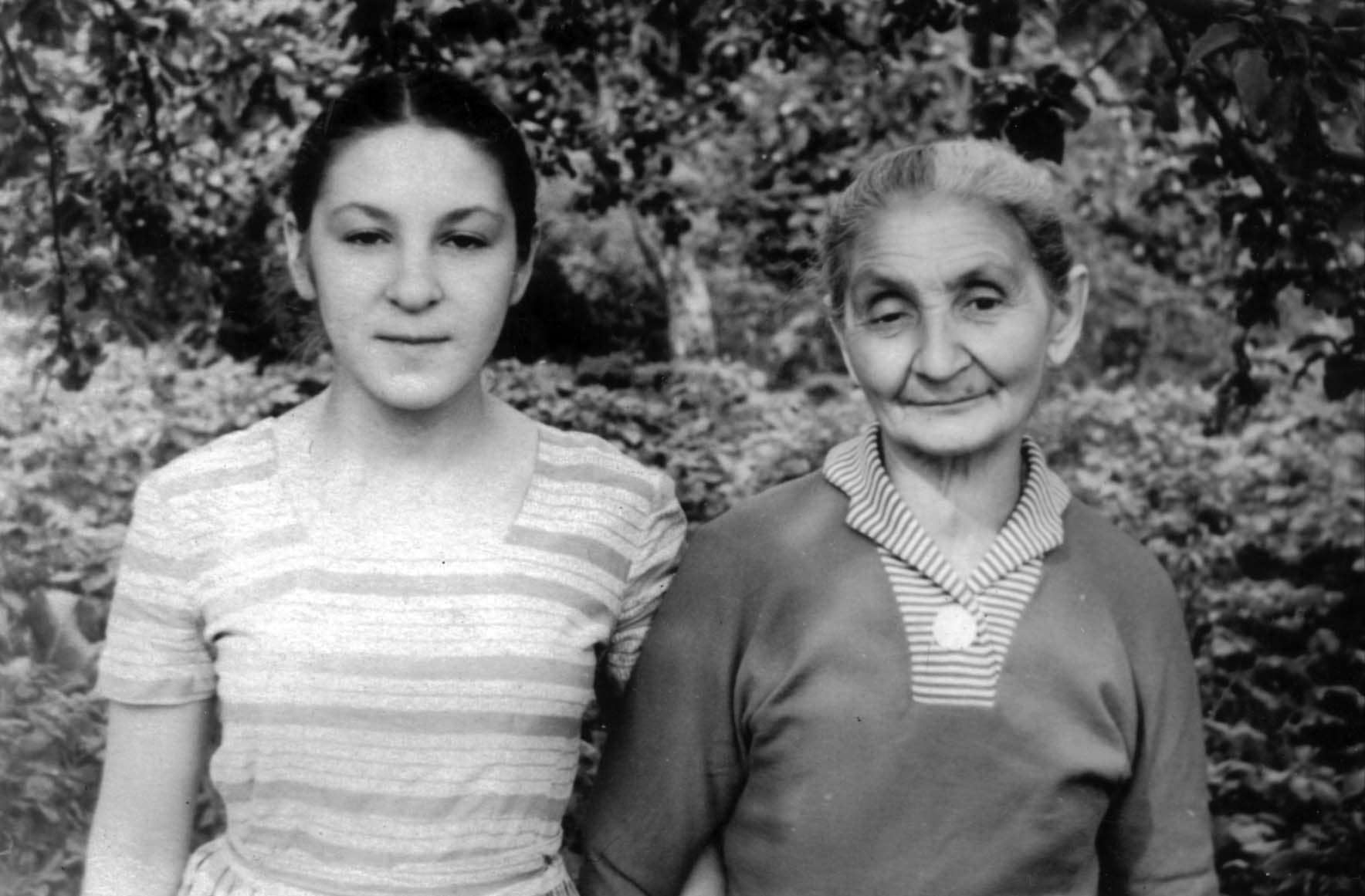 Fatima Kanapatskaya and her granddaughter, 1961