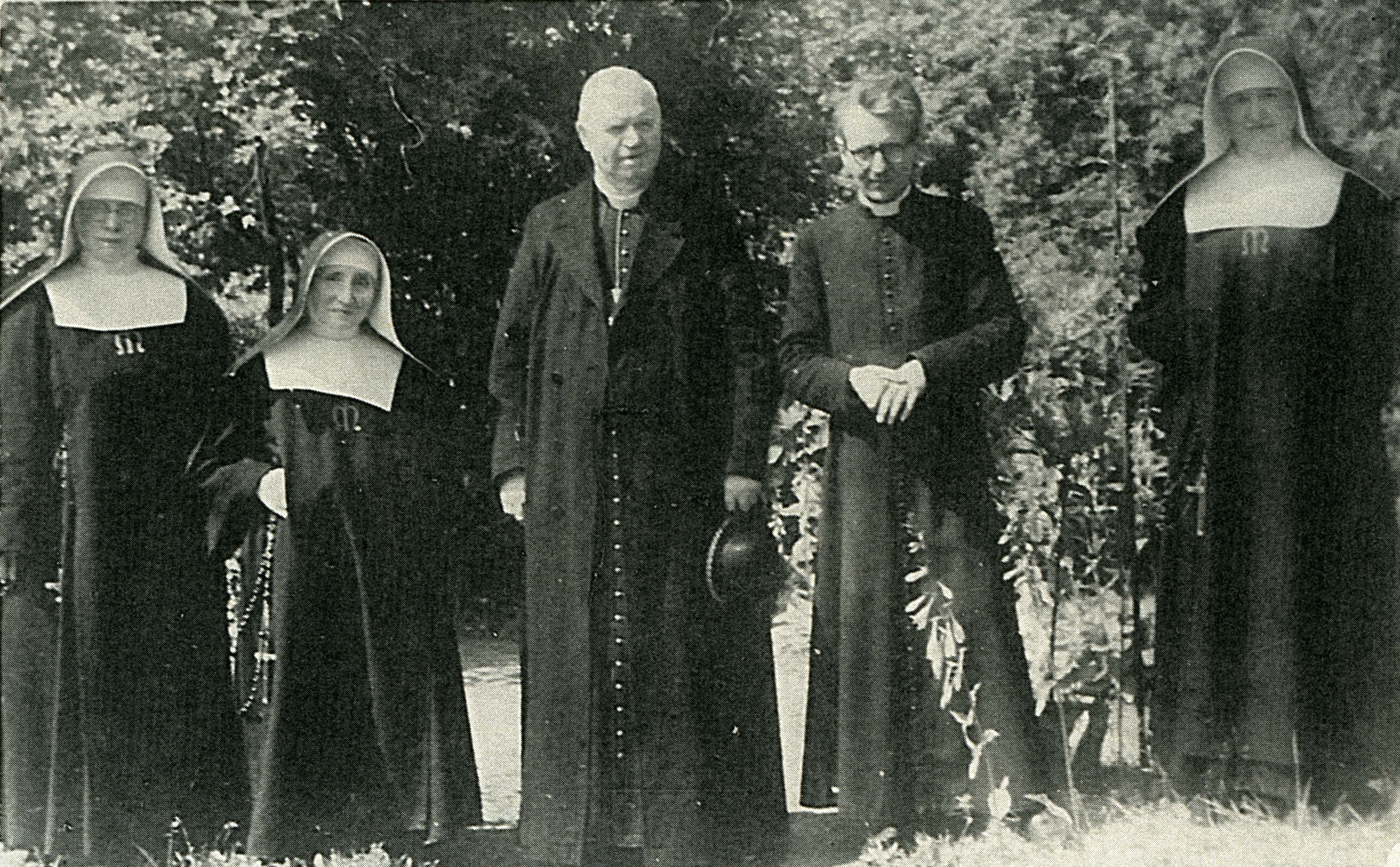 Smeers Philomene (Mere Veronique), 2nd from left