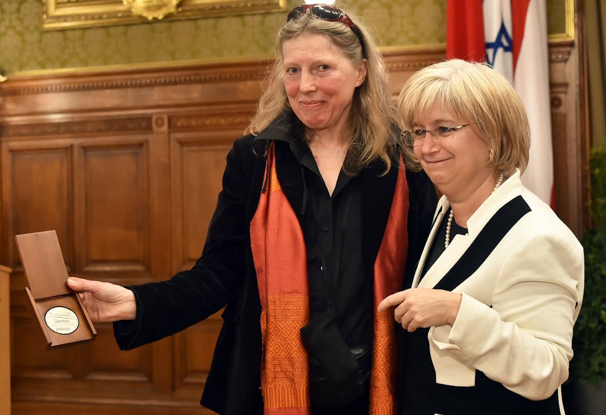 Israei ambassador to Austria (right) presenting the Righteous medal to the Ratz' next of kin, 2016