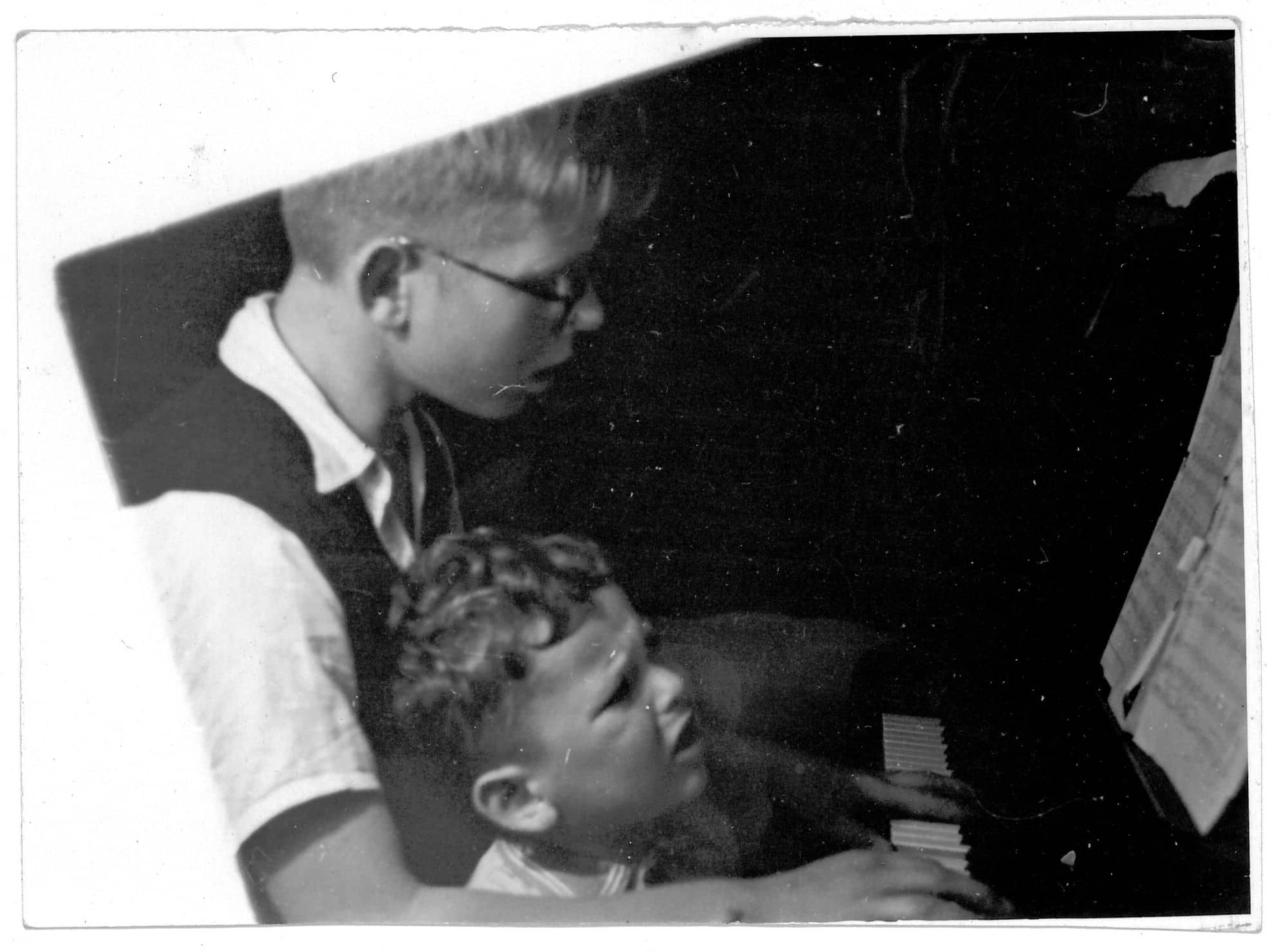Rescued Lode Frank Jut singing with the Schaafsma's son, Rescued Lode Frank singing with the Schaafsma's son