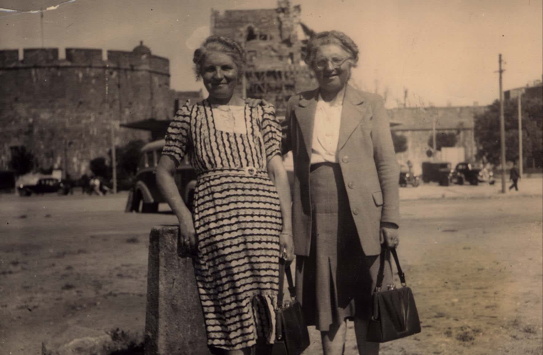 Elisa and Marie Josse, 1952