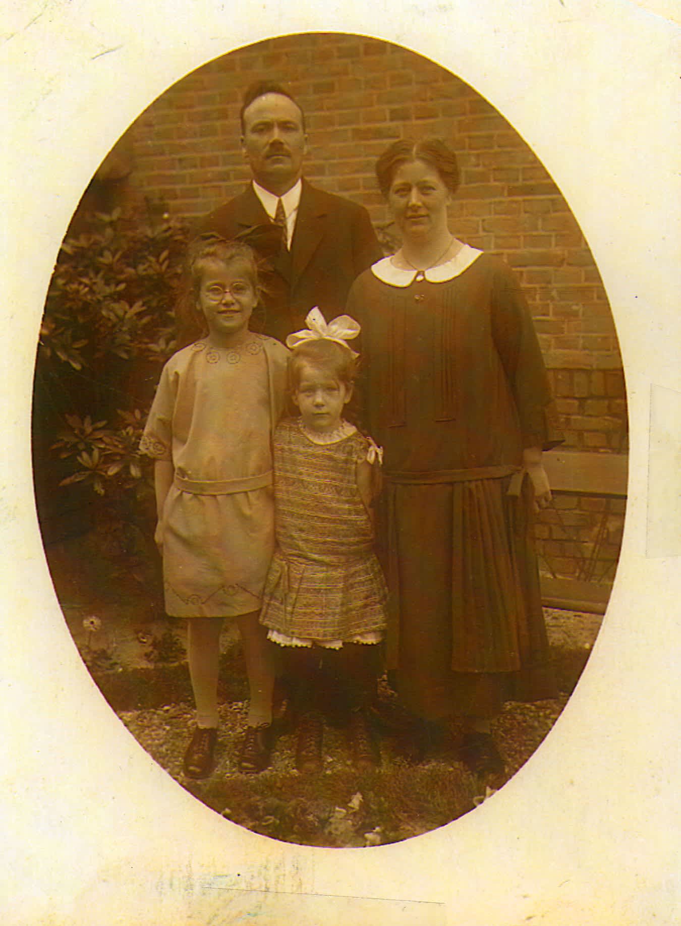 rescuers Piet & his wife Aagje Schaft (Vrijer) and their daughters Annie (with glasses) and Johanna (Hannie file 369)