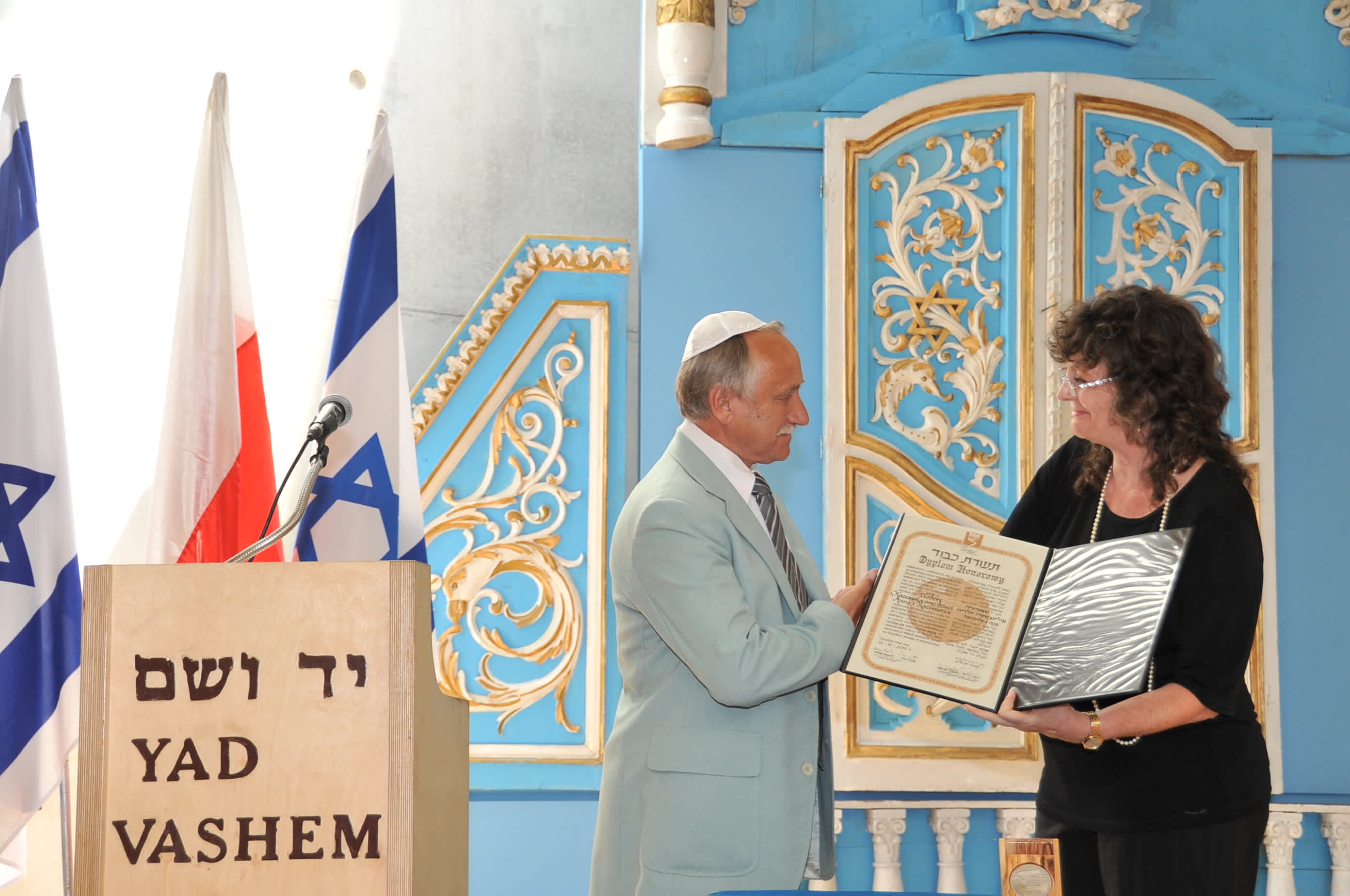 Staszek Olszewski (grandson of Teodora Olszewski) receives the certificate, Yad Vashem, August 2010