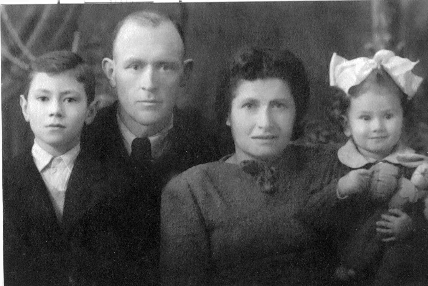 Chana & Hirsh Lopiansky & their children Yakov & Eva. Kaunas, circa 1948, Chana & Hirsh Lopiansky with their children Yakov & Eva. Kaunas, circa 1948