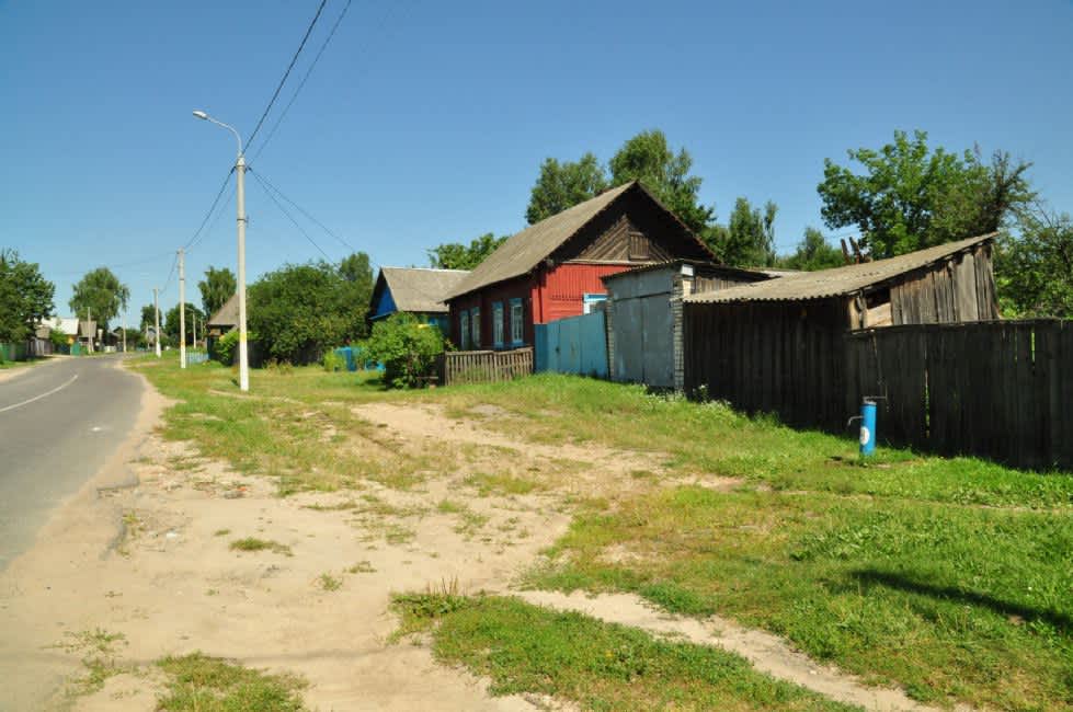 Yunosheskaya Street in Kostyukovichi, where the town's Jews lived before the war. Photographer: 	Alexander Litin, 2009.
