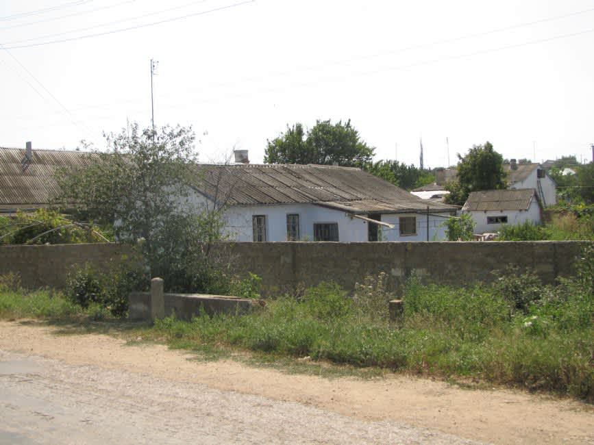 Former school building where local Jews were concentrated before their murder. Today - a private house. Photographer: 	Mikhail Tyaglyy, 2010.