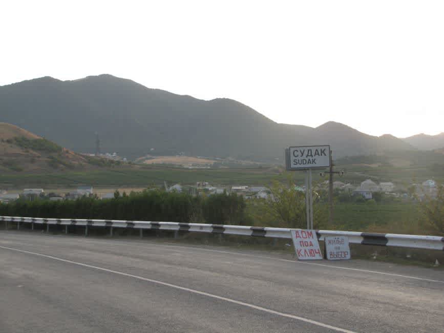 Entrance to modern Sudak. Photographer: 	Mikhail Tyaglyy, 2011.