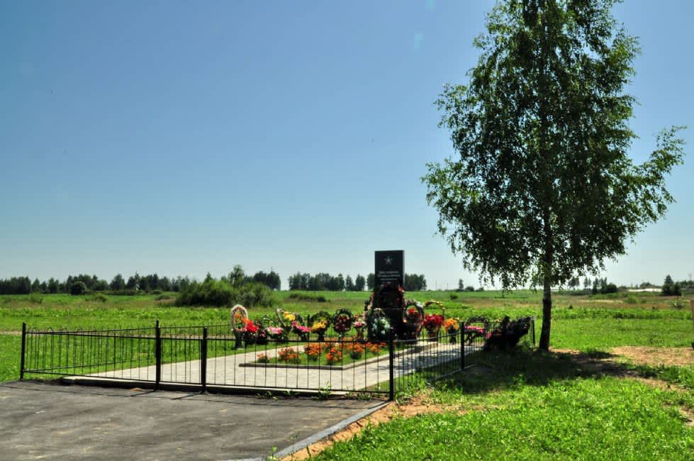 Monument located at the site where Kustyukovichi's Jews were murdered. Photographer: 	Alexander Litin, 2009.