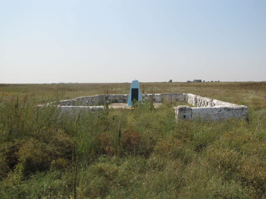 Memorial to the Jewish victims of Peretsfeld at Topchary Well murder site. Photographer: 	Mikhail Tyaglyy, 2010.