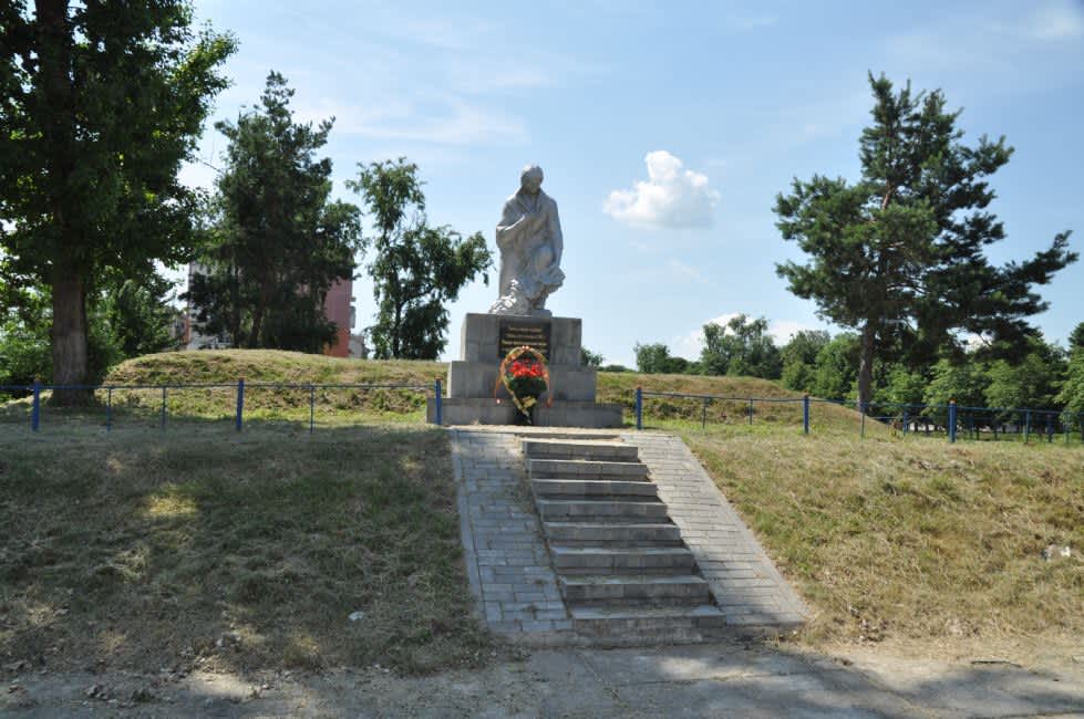 Monument at the murder site, general view. Photographer: 	Alexander Litin, 2013.