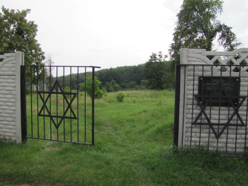 Gate of the Jewish cemetery in Stavishche. Photographer: 	Mikhail Tyaglyy, 2018.