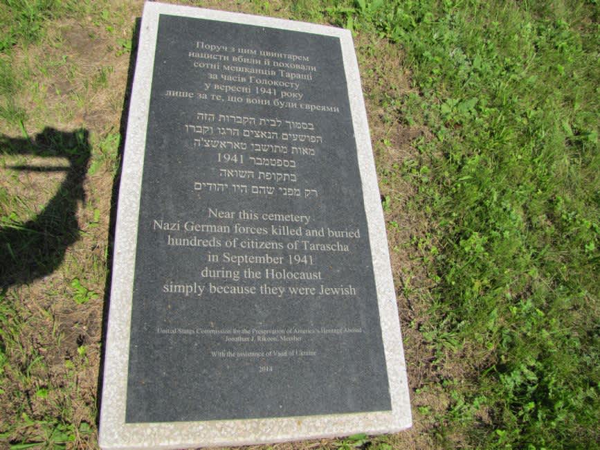 Memorial stone for Holocaust victims from Tarashcha, near the former Jewish cemetery. Photographer: 	Mikhail Tyaglyy, 2018.