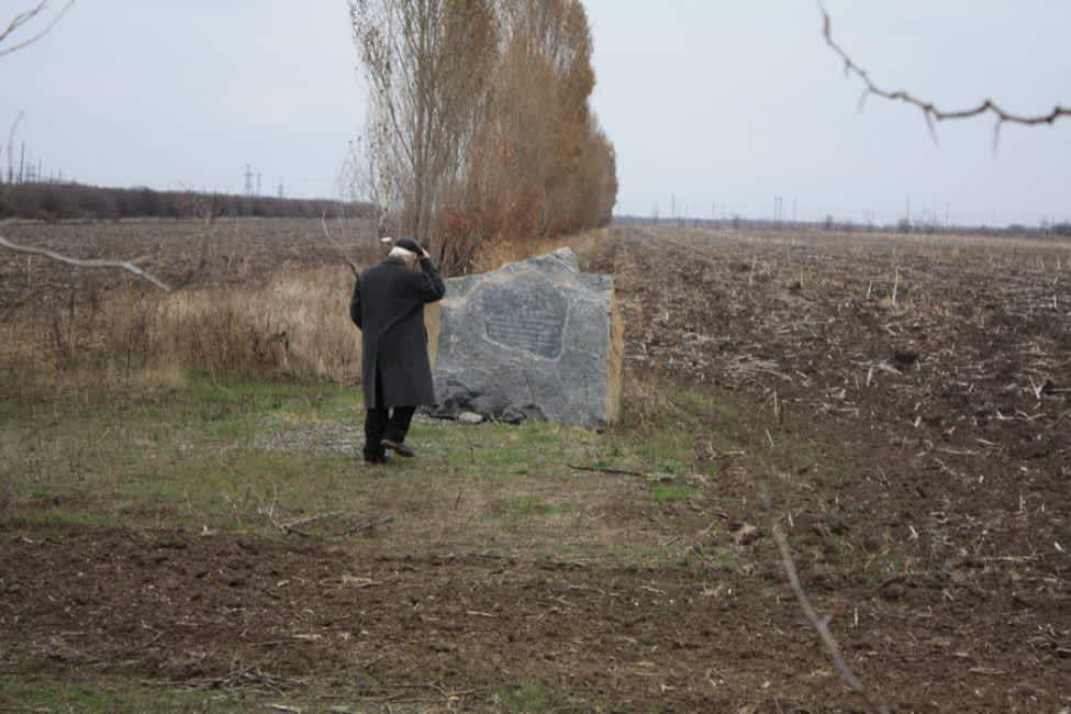 Lev Avrutis at the memorial to the Jews of Bolshoy Tokmak and Molochansk. Photographer: Eugene Shnaider, 2011.