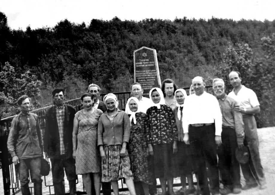 Former Kamen Jews and local Belarussians at the Borki murder site