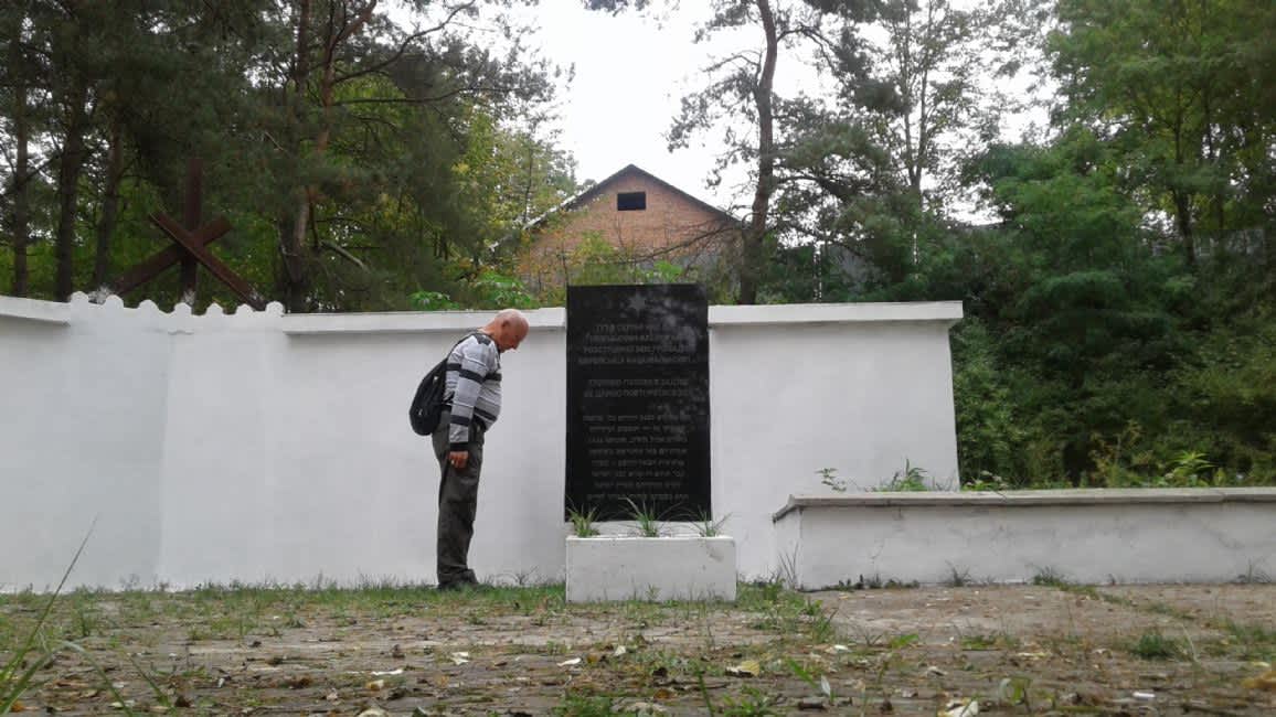 Valadar Shushkevich paying his respects to the Jewish victims of Szumsk who were murdered at the site