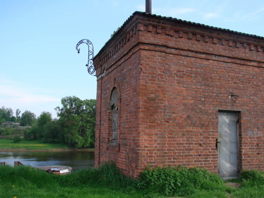 One of the buildings of the Dneprovskaia Manufaktura factory, with a Star of David decoration. Photographer: 	Arkadi Zeltser.