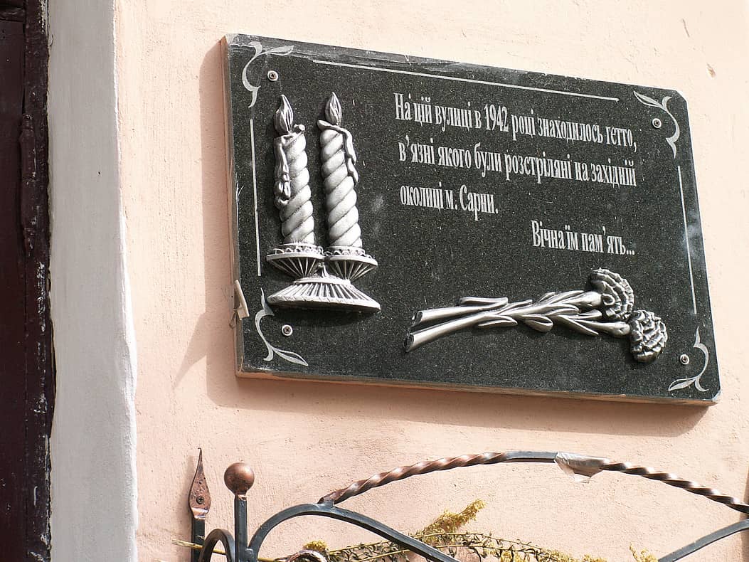 The black marble plaque at the entrance to the former Sarny Ghetto.