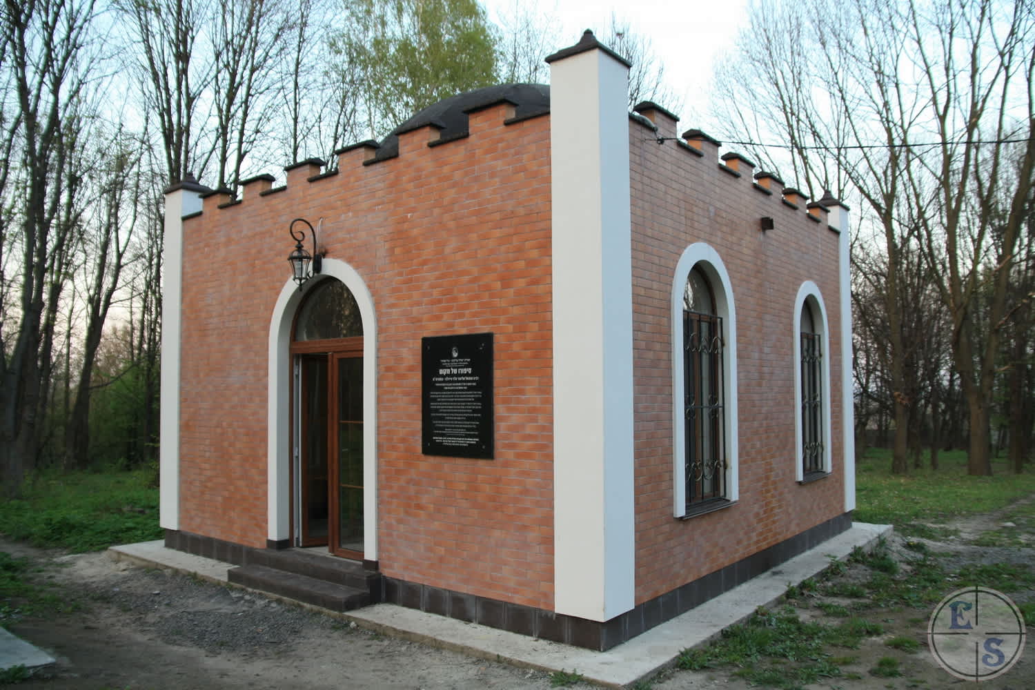 The Ohel (tomb) of Shlomo (Solomon) Luria (the "Maharsha") in Ostróg.. Photographer: Eugene Shnaider, 2012.