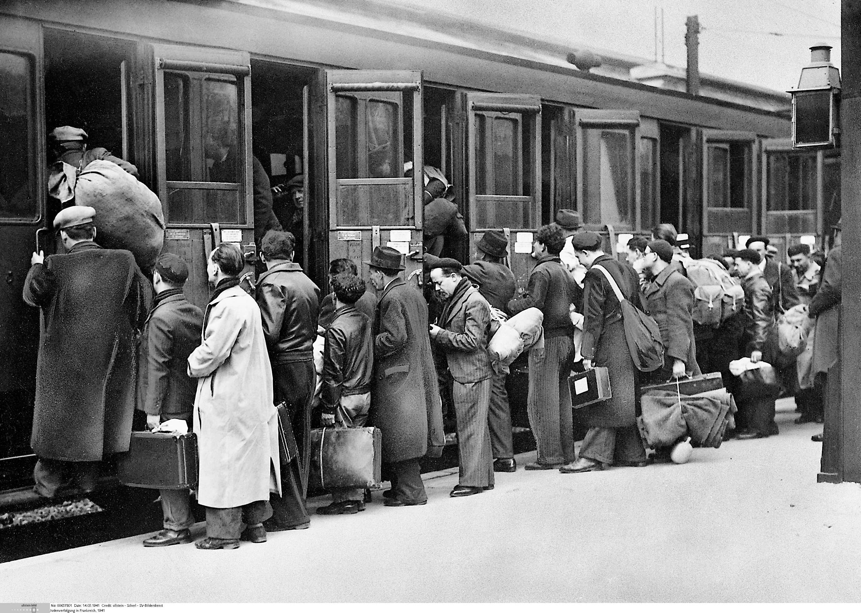 Депортацией называется. Эвакуация населения 1941 поезд. Депортация российских немцев 1941. Июньская депортация 1941. Депортация в Молдове 1941.